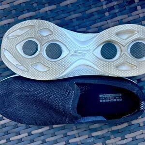 Sketchers yoga mat black size 9